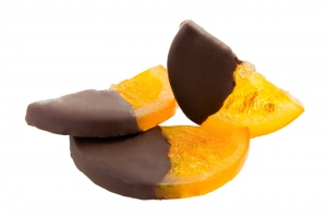 Апельсиновые дольки наполовину в темном шоколаде